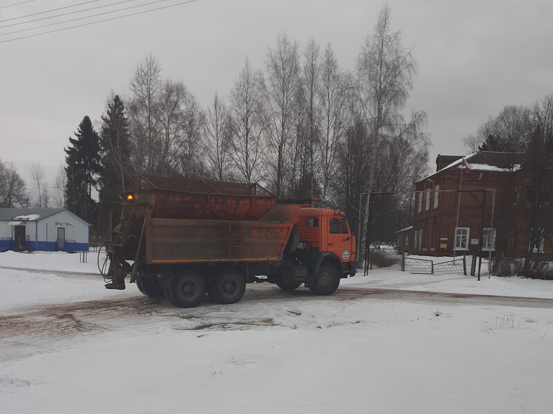 Произведена посыпка песчаной солевой смесью дорог в населенных пунктах  Рождественского сельского поселения  МБУ «Приволжское МПО ЖКХ».