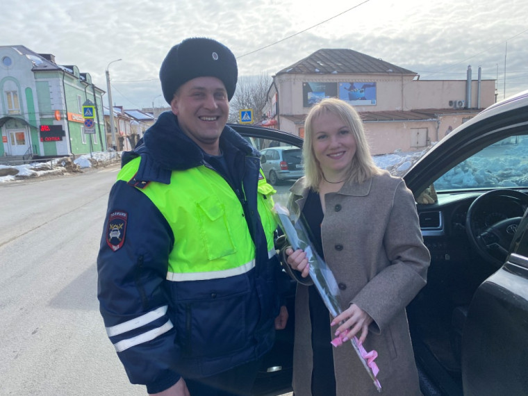 Акция "Цветы для автоледи". Акция "Цветы для автоледи".